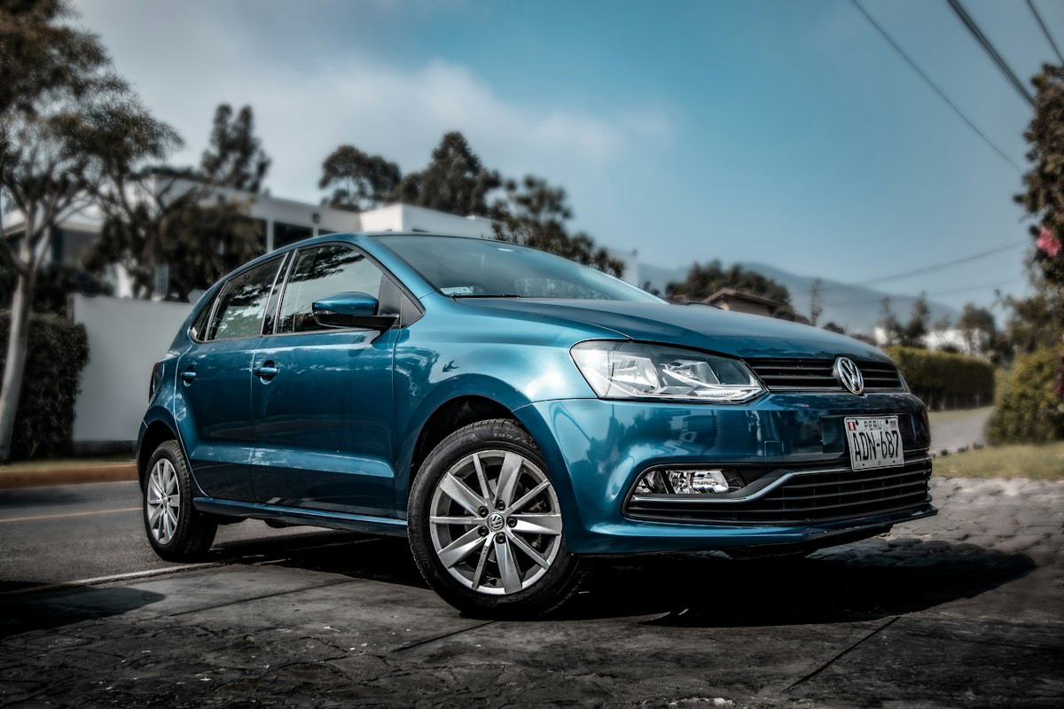 Blauer VW Polo